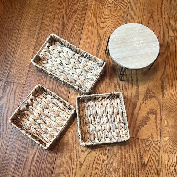 NEW BUNDLE OF STORAGE ITEMSz. 3 woven trays and 2 sets of decor stands - Picture 2 of 6